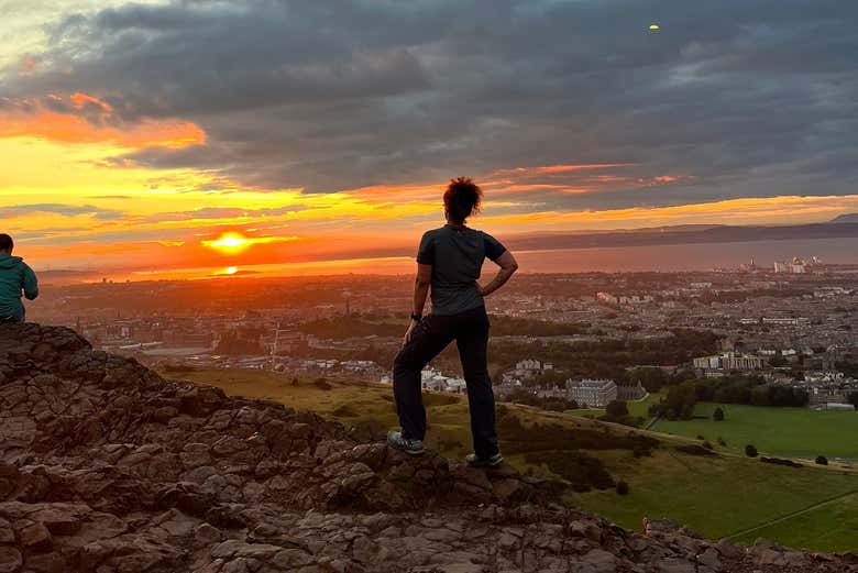 Disfrutando del atardecer desde Arthur’s Seat
