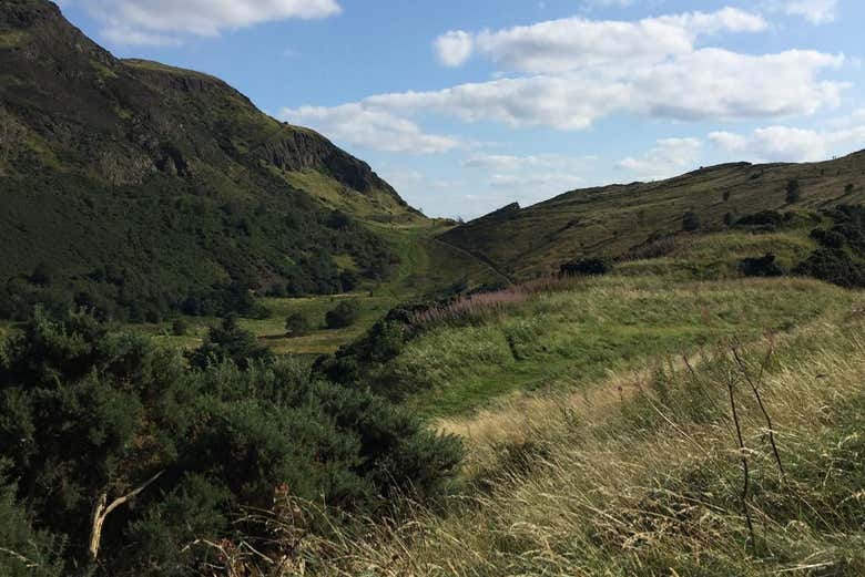 Caminando entre las colinas verdes en Holyrood Park