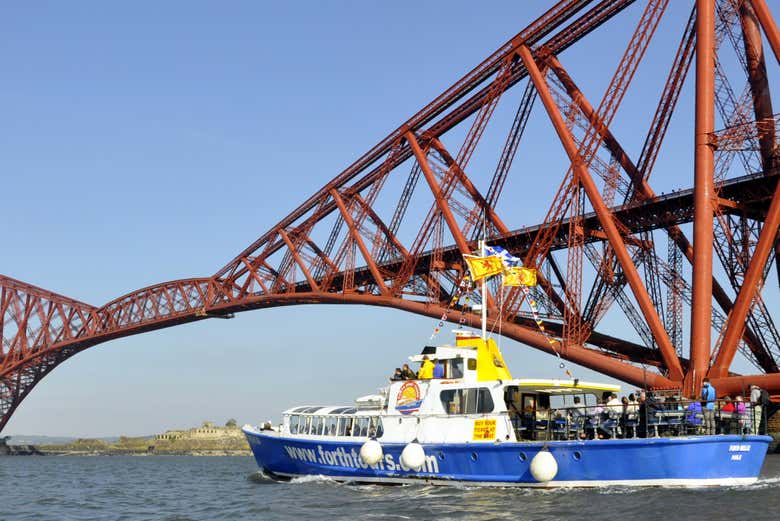 Barco passando sob a Ponte do Forth