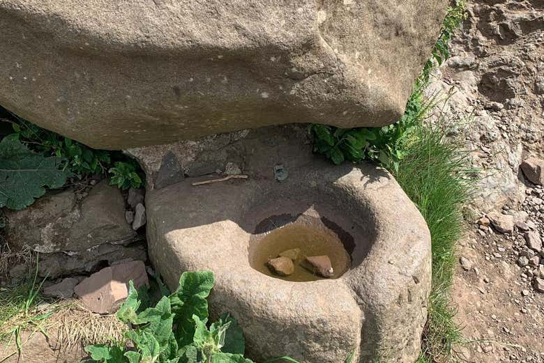 Una formación rocosa en el camino