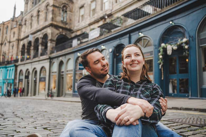 Pareja posando en la famosa Victoria Street de Edimburgo.
