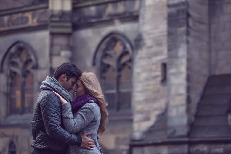 Un momento romántico en las calles de Edimburgo