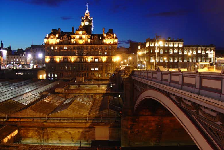 Cae la noche en Edimburgo