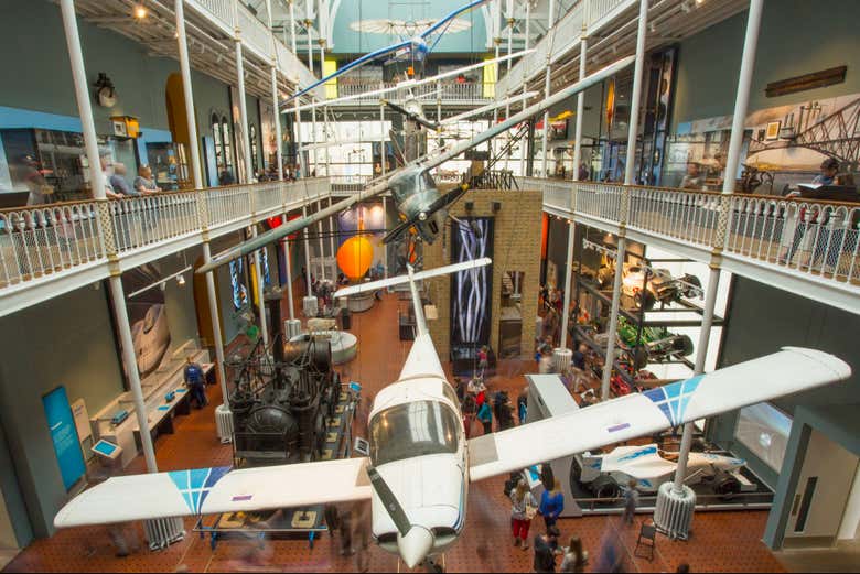 Aviones antiguos, locomotoras y exhibiciones de ciencia