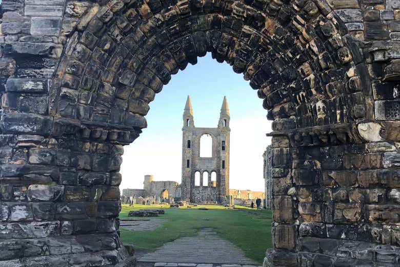 St. Andrews a través de un arco
