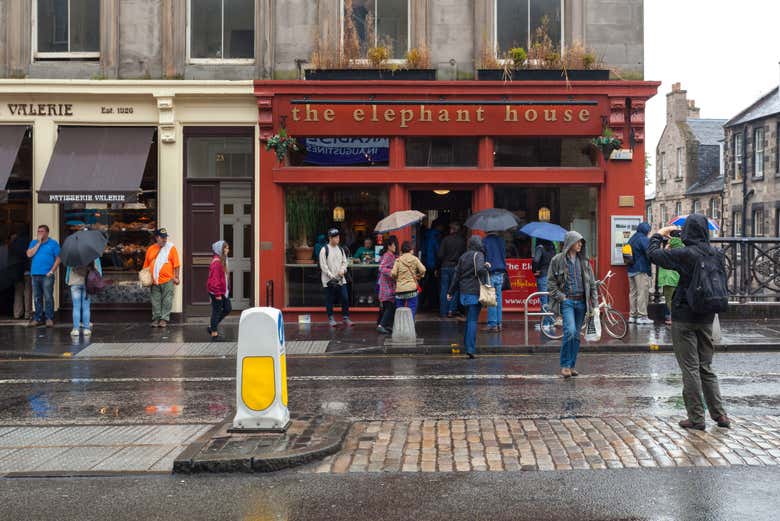 O Café The Elephant House, onde J.K. Rowling costumava escrever