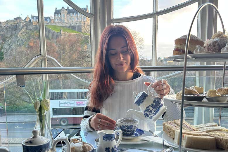 Tomando el té de la tarde en Edimburgo