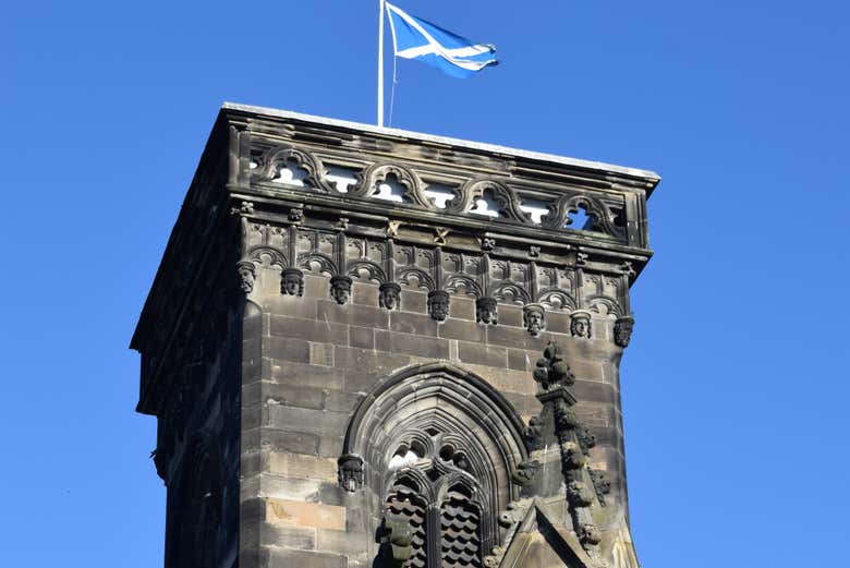 Divisando la torre de la iglesia parroquial South Leith