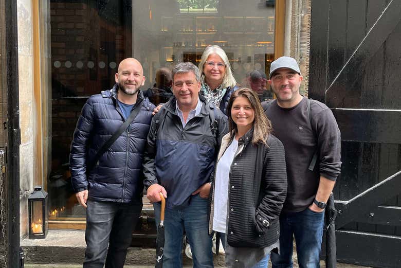 Disfrutando de una sesión de cata de whisky en Edimburgo