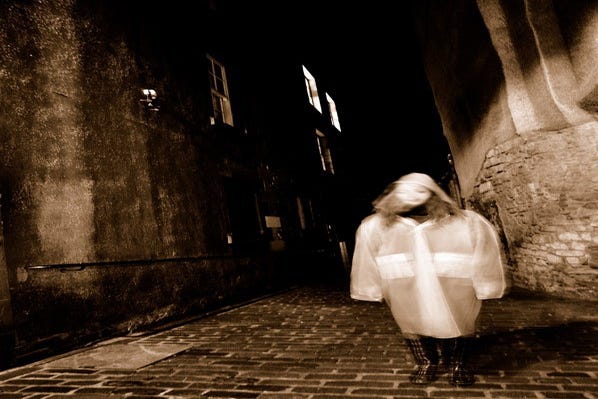 Stroll down the narrow alleyways of Edinburgh spotting ghosts