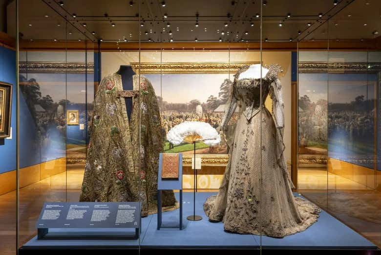 Trajes de época expuestos en The King's Gallery