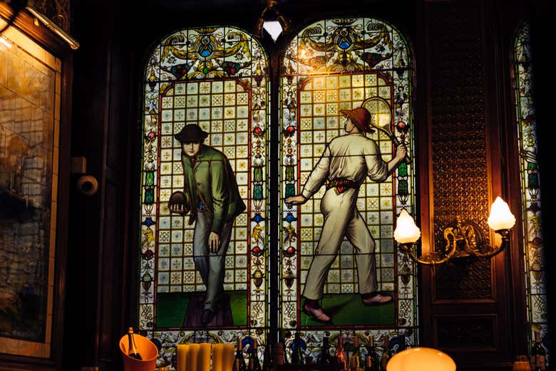Vidrieras en el interior de un pub de Edimburgo