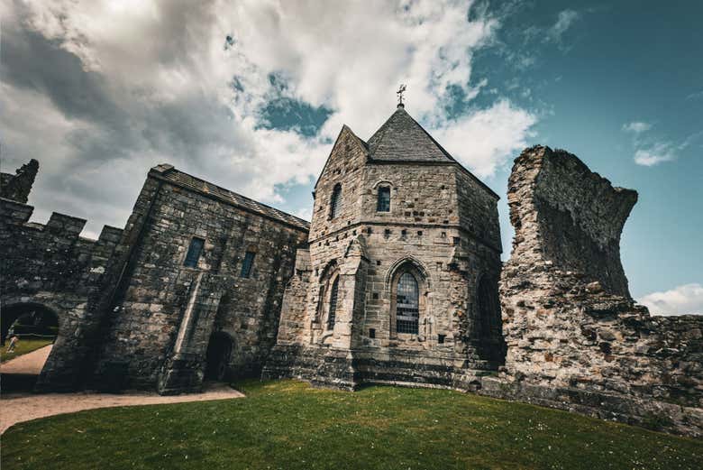 Vista exterior de la impresionante abadía de Inchcolm, uno de lo