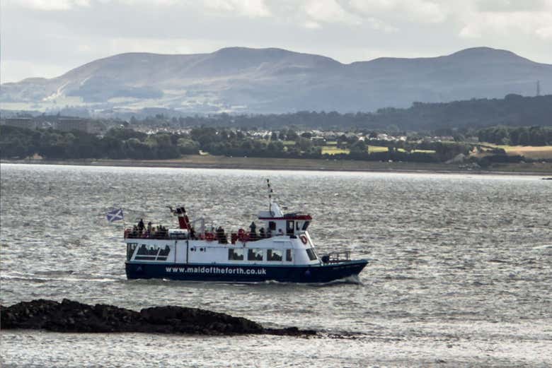 Embarcación rumbo a la isla de Inchcolm: un paseo por el fiordo