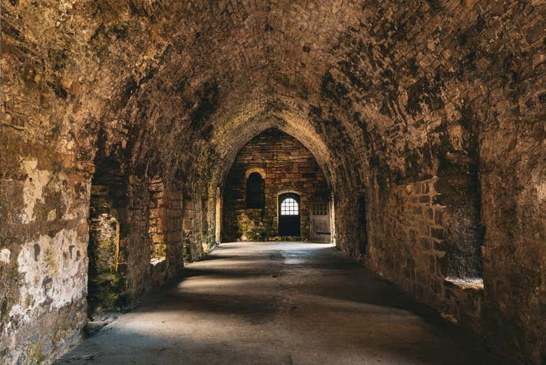 Interior de la abadía de Inchcolm: historia medieval, arquitectu