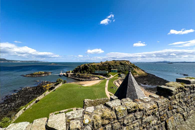 Desde el balcón de la abadía de Inchcolm, disfrutarás de unas vi