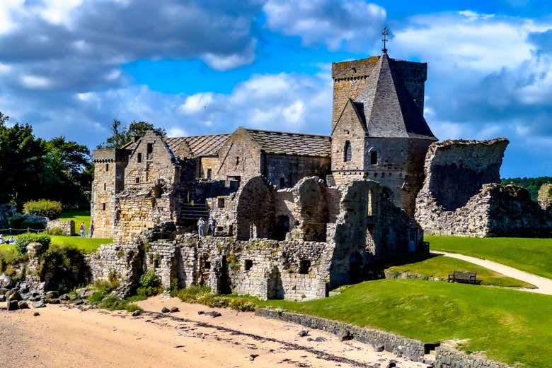 La silueta completa de la abadía de Inchcolm, con sus ruinas en