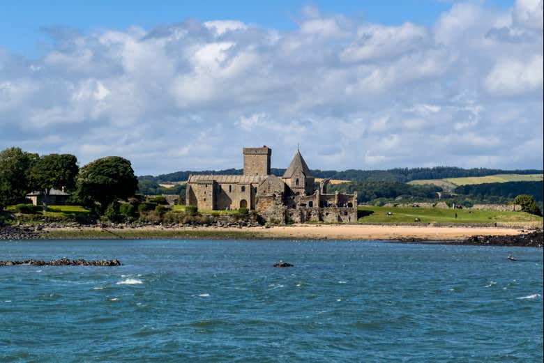 La abadía de Inchcolm vista desde el mar: un espectáculo majestu