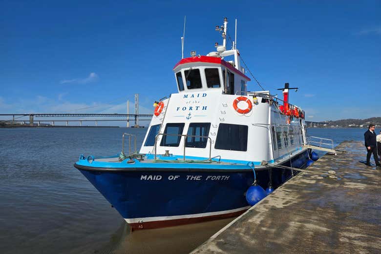 Nuestro barco esperando en el embarcadero de South Queensferry,