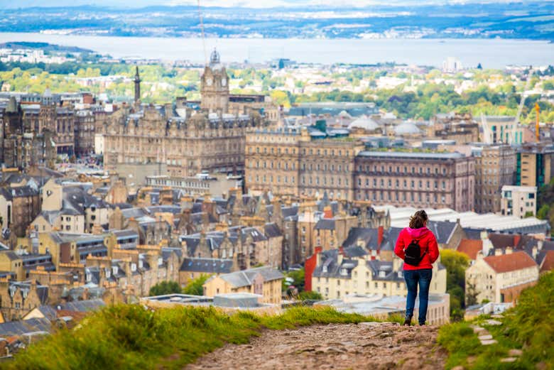 Edimburgo y el fiordo de Forth desde Arthur's Seat
