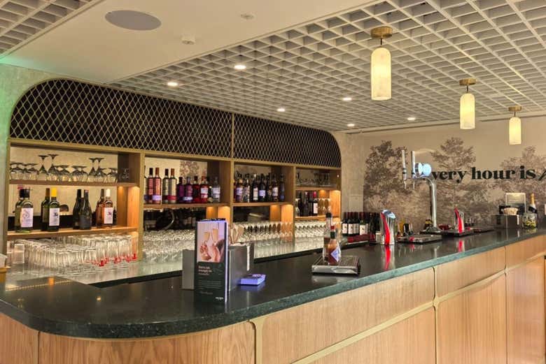 Barra y zona de bebidas de la sala VIP