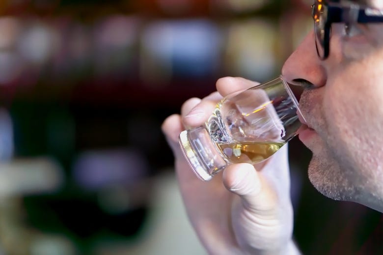 Dégustation de whisky dans un bar de Glasgow