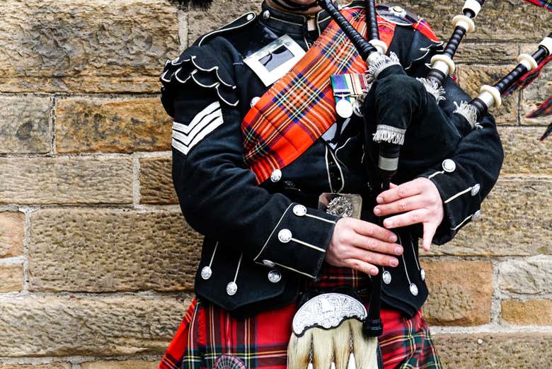 Un escocés tocando la gaita