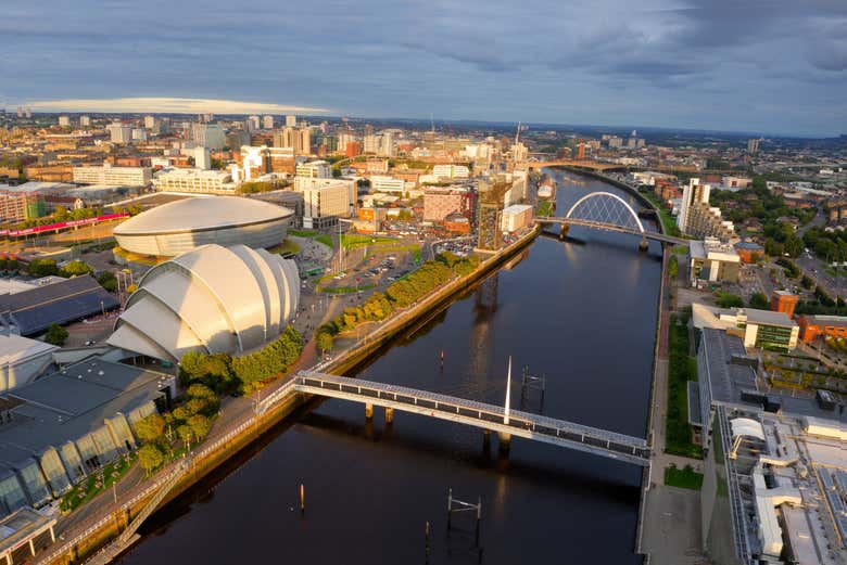 Vista aérea al puente y arco de Glasgow