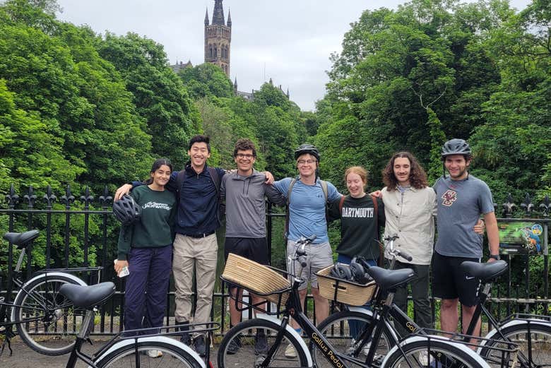 Turistas disfrutando de su paseo en bicicleta