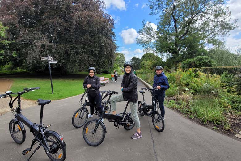 Glasgow Bike Tour guests take a beautiful cycle through the Bota