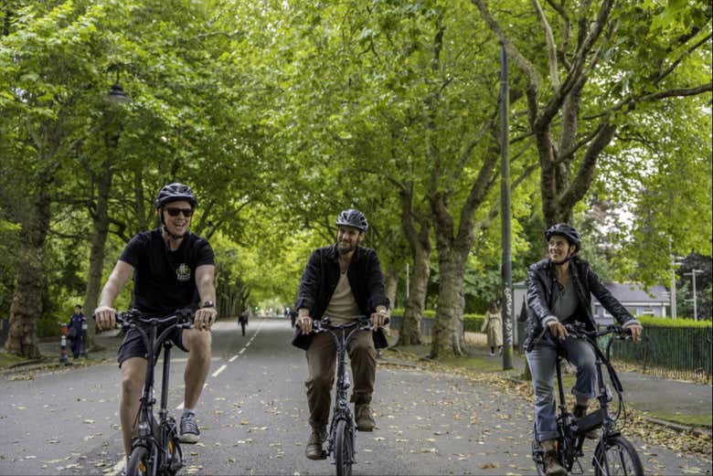 Glasgow Bike Tout guests cycling through Kelvin Walkway