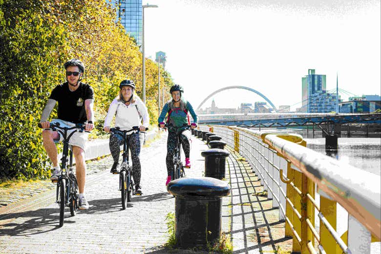 Cycle along the River Clyde
