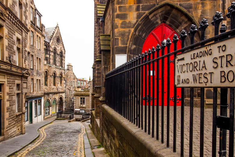 Victoria Street, una de las principales calles de Edimburgo