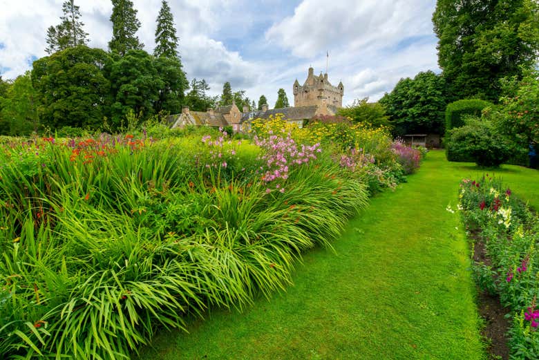 Frondosos jardines del castillo Cawdor