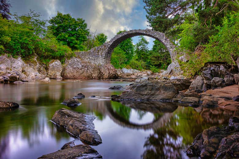 Puente del pequeño pueblo de Carrbridge