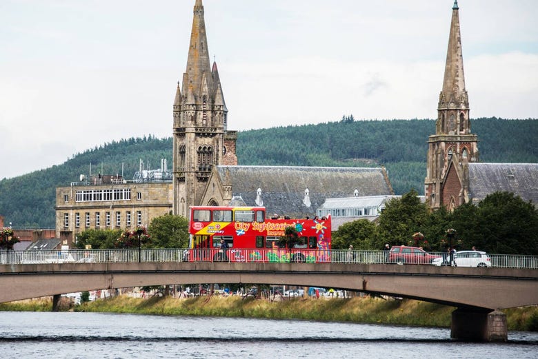 Autobus turistico di Inverness  sul fiume Ness
