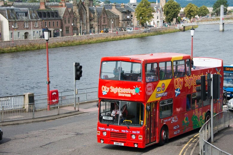 El autobús turístico de Inverness discurre por el caso antiguo