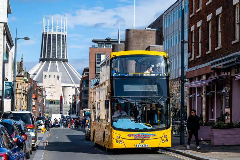 El autobús turístico por las calles de Liverpool