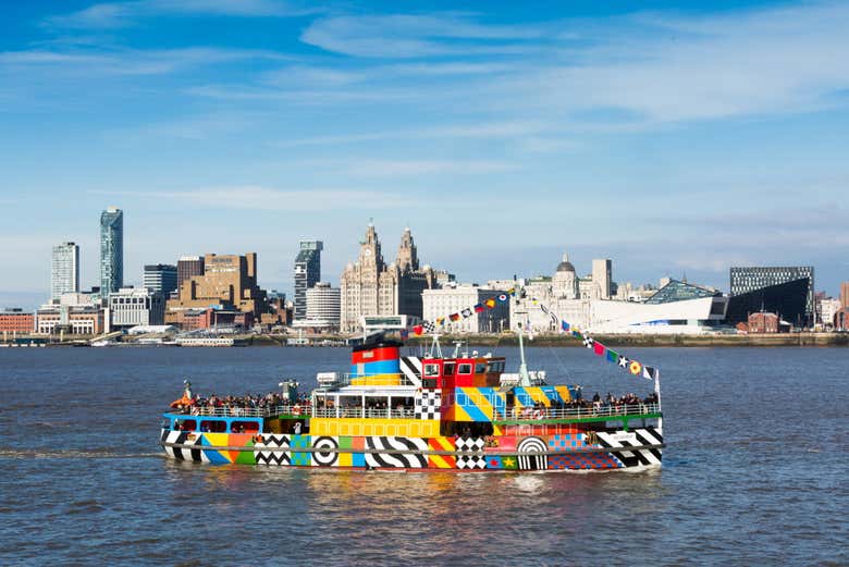 Barco pelo rio Mersey