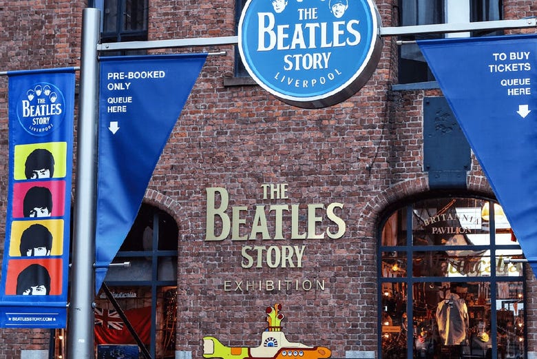 En la entrada de la exposición Beatles Story
