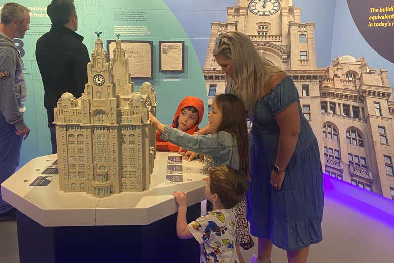 Mostra nel Royal Liver Building