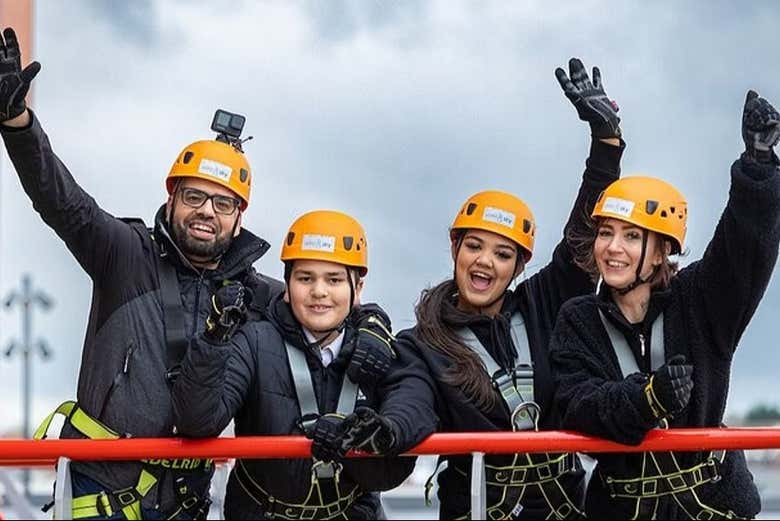 Une famille saluant depuis le haut du stade