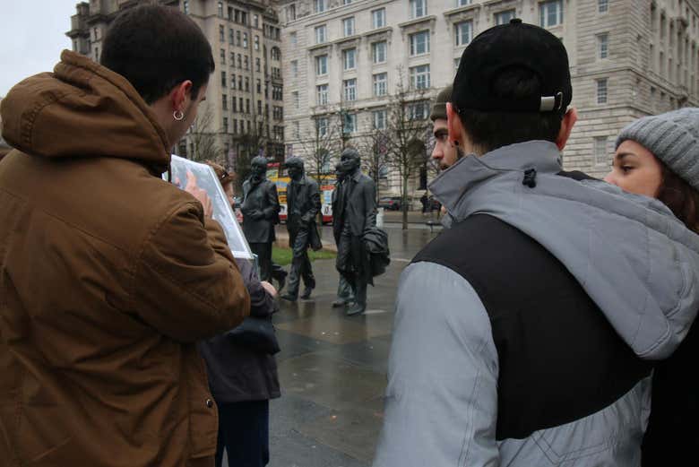 Visitando las estatuas de los Beatles