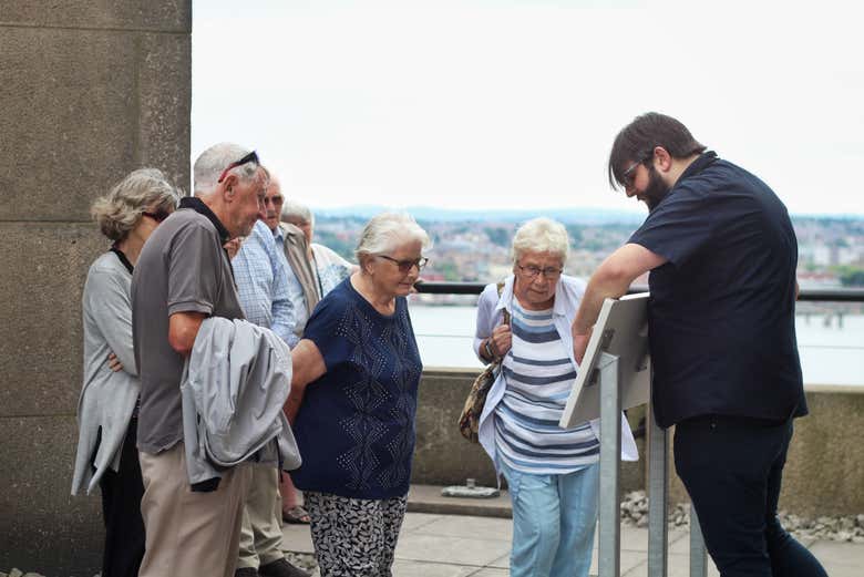 Un grupo de personas visitando el Royal Liver Building 360