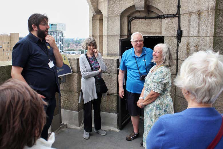 Un gruppo alla scoperta della storia del Royal Liver Building