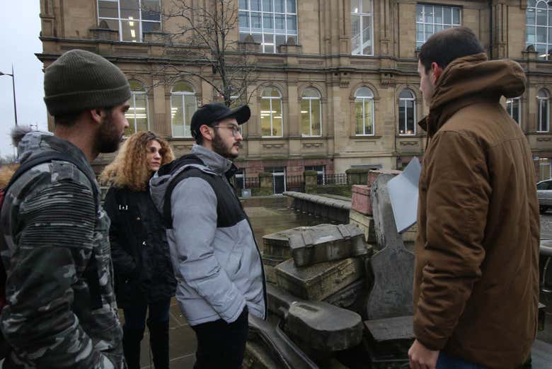 Junto al Instituto de Artes Escénicas de Liverpool