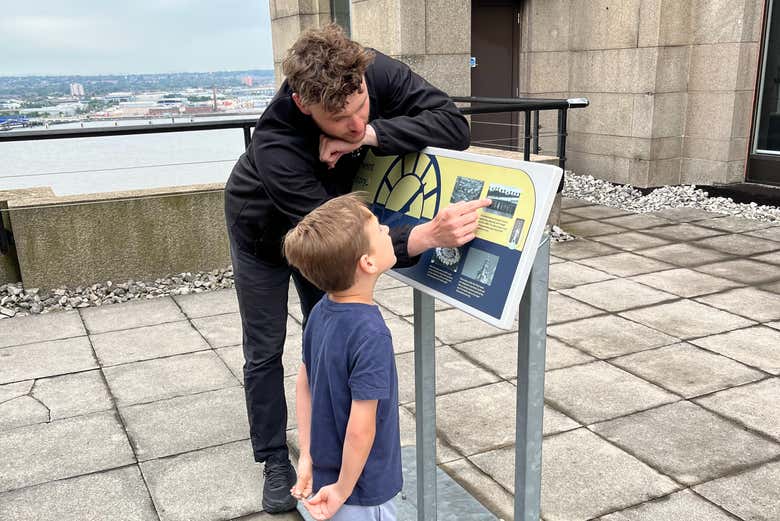 Un bambino impara la storia dell'edificio