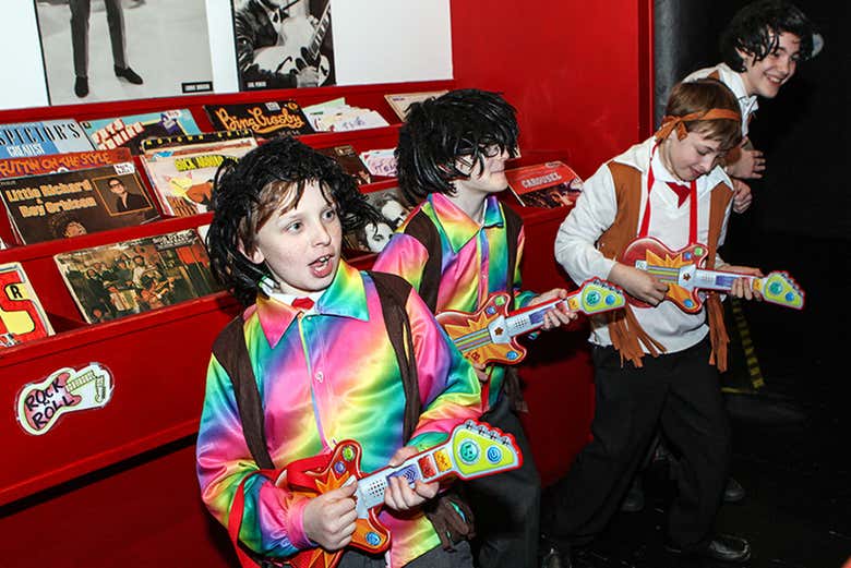 Bambini che giocano nella Discovery Zone