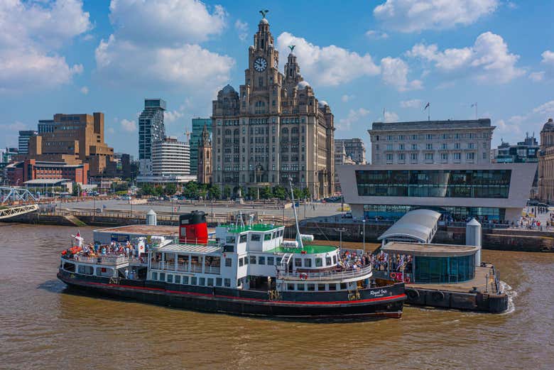 Crucero navegando por Liverpool