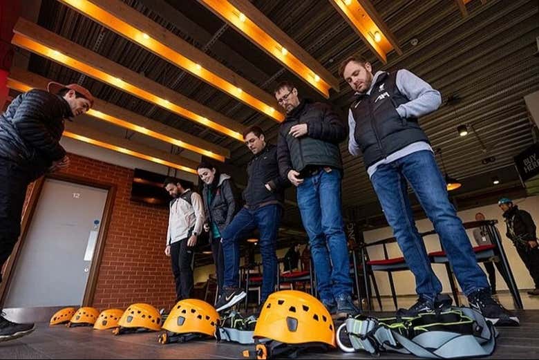 Préparation pour la descente en rappel